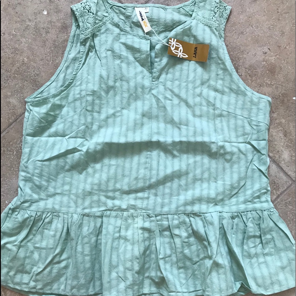 Ruffle bottom tank.